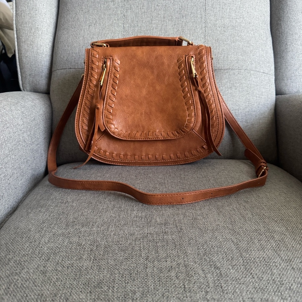 Urban Expressions Tan Khloe Vegan Leather Saddle Shaped Crossbody Bag - Picture 4 of 16